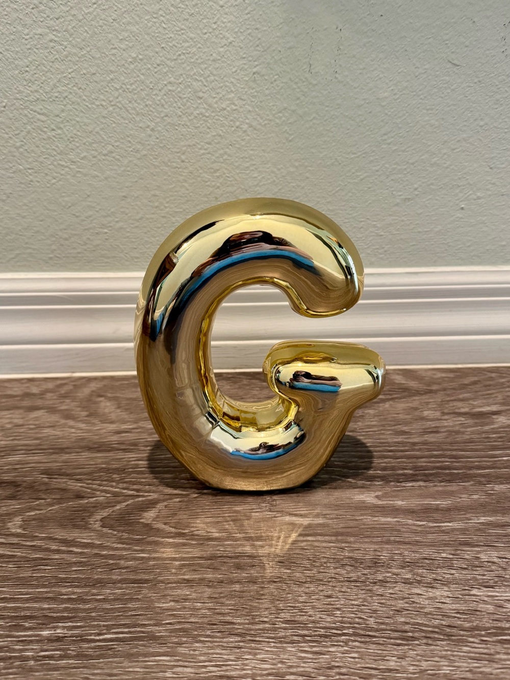 Gold viral bubble ceramic monogram letter "G" by Ashland.